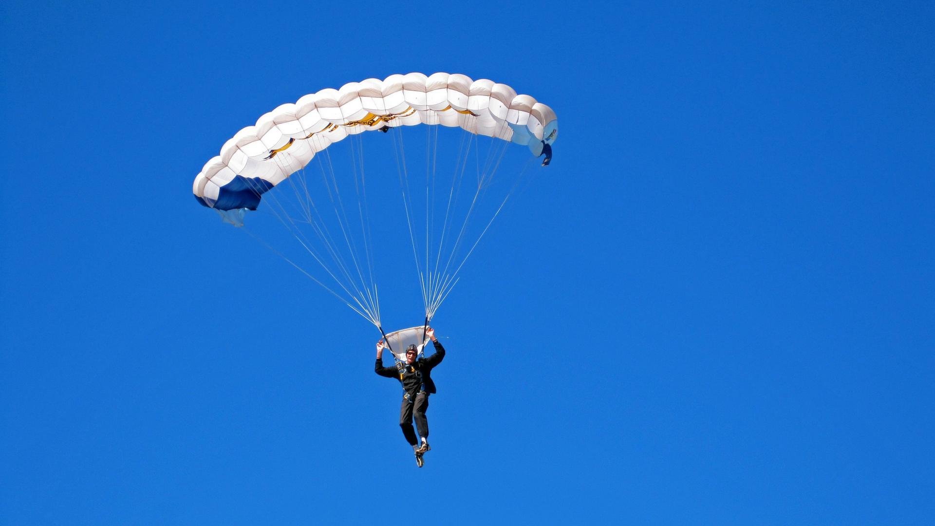 “东安湖体育公园赛场：龙舟赛事重燃传统水上竞技的魅力”